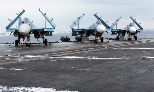 蘇聯海軍庫茲涅佐夫海軍上將號重型載機巡洋艦起飛甲板上的蘇-33多用艦載戰鬥機。 蘇聯海軍庫茲涅佐夫海軍上將號重型載機巡洋艦起飛甲板上的蘇-33多用艦載戰鬥機。 - 俄羅斯衛星通訊社
