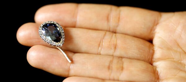 苏富比拍卖会稀有蓝钻拍出670万美元 - 俄罗斯卫星通讯社