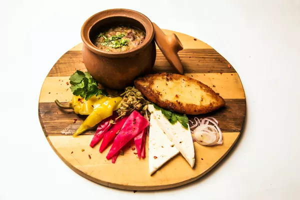 本餐廳向球迷們推薦“Lobio de luxe”,即用紅豆泥、香料、香草和洋蔥製作的特色菜,配羊奶乾酪、鹽醃醋漬的小菜和格魯吉亞玉米麵包mchadi。 本餐廳向球迷們推薦“Lobio de luxe”,即用紅豆泥、香料、香草和洋蔥製作的特色菜,配羊奶乾酪、鹽醃醋漬的小菜和格魯吉亞玉米麵包mchadi。 - 俄羅斯衛星通訊社