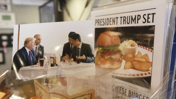 媒体爆出特朗普吃汉堡包的办法很特别 - 俄罗斯卫星通讯社