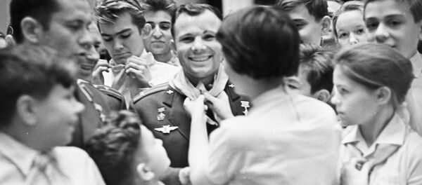 Летчик-космонавт Юрий Гагарин в гостях у пионеров - 俄罗斯卫星通讯社