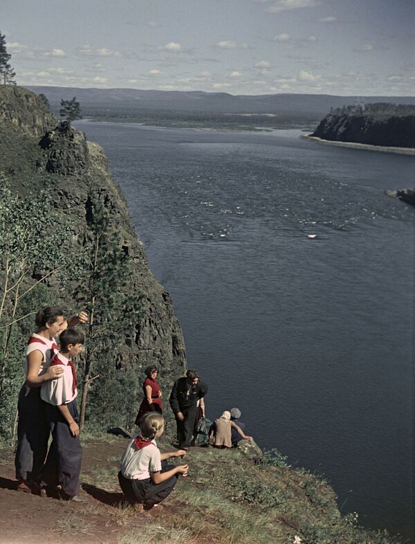 游客在贝加尔湖小钟楼崖欣赏美景 - 俄罗斯卫星通讯社