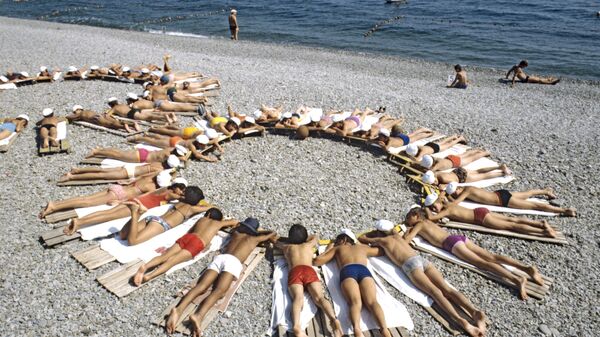 海灘上曬日光浴的人們 - 俄羅斯衛星通訊社