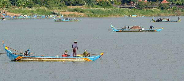 Fishermen pulling their nets in the Mekong river Fishermen pulling their nets in the Mekong river - 俄羅斯衛星通訊社