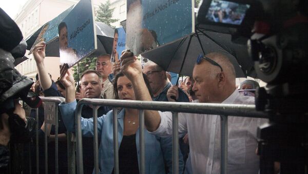 著名记者在乌克兰驻莫斯科大使馆附近举行支持维辛斯基的活动 - 俄罗斯卫星通讯社