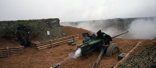 在列宁格勒州的军事射击中使用的MT-12式100毫米口径“花剑”反坦克炮 - 俄罗斯卫星通讯社