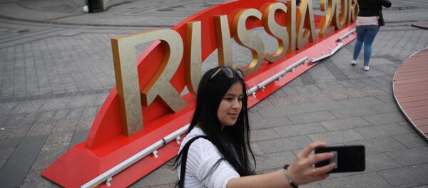 在俄罗斯世界杯期间，将会有17000多人身着志愿者服装，为球迷和运动员提供服务，帮助他们在体育场及周边地区辨别方向。 - 俄罗斯卫星通讯社