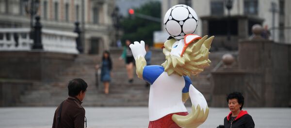 Туристы у фигуры официального талисмана чемпионата мира по футболу 2018 волка Забиваки, установленной к чемпионату мира по футболу 2018, на Манежной площади в Москве - 俄罗斯卫星通讯社