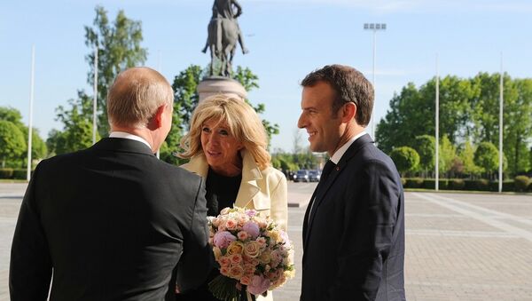 Путин подарил супруге Макрона букет цветов - 俄羅斯衛星通訊社