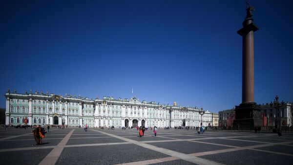 Здание Эрмитажа и Александровская колонна на Дворцовой площади в Санкт-Петербурге - 俄羅斯衛星通訊社