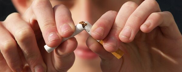 Молодой человек ломает сигарету - 俄羅斯衛星通訊社