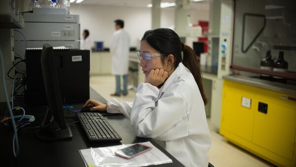 A worker in the company's laboratory - 俄罗斯卫星通讯社