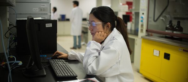 A worker in the company's laboratory - 俄罗斯卫星通讯社