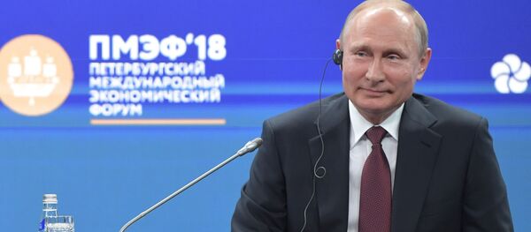 Президент РФ Владимир Путин во время бизнес-диалога Россия - Франция в рамках ПМЭФ - 2018 - 俄羅斯衛星通訊社