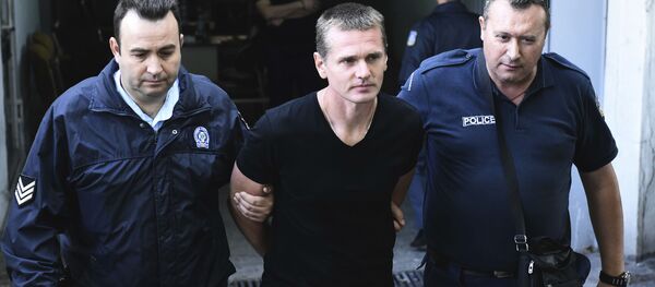 Российский гражданин Александр Винник при выходе из здания суда в Салониках, Греция - 俄罗斯卫星通讯社