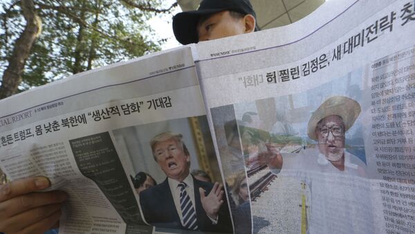 Мужчина читает газету, где сообщается об отмене саммита между президентом США Дональдом Трампом и лидером Северной Кореи Ким Чен Ыном, в городе Пхаджу, Южная Корея - 俄羅斯衛星通訊社
