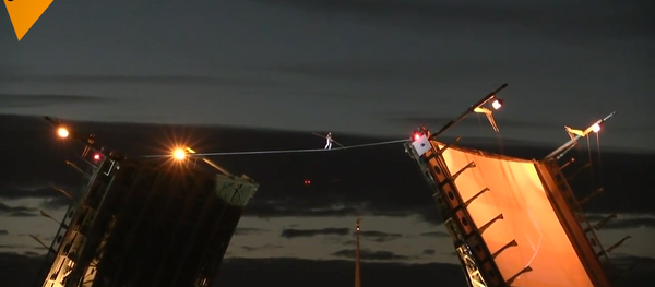 聖彼得堡斷橋上的走鋼絲表演 聖彼得堡斷橋上的走鋼絲表演 - 俄羅斯衛星通訊社