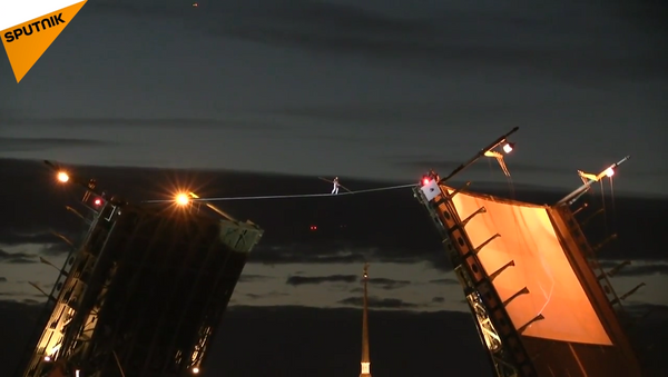 聖彼得堡斷橋上的走鋼絲表演 - 俄羅斯衛星通訊社