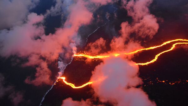 В месте столкновения извергающейся лавы вулкана Килауэа и океана на Гавайях - 俄罗斯卫星通讯社
