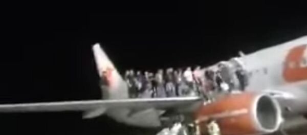 视频:印尼狮航乘客谎称带炸弹引恐慌致11伤 视频:印尼狮航乘客谎称带炸弹引恐慌致11伤 - 俄罗斯卫星通讯社