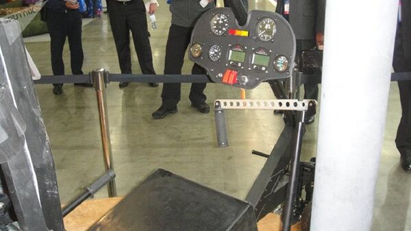 飛行員的位置是最小化的標準配置:帶安全帶的硬座、兩個典型的直升機操縱桿(發動機轉彎和承重螺旋槳控制)、兩個踏板和至簡儀表板。起落架帶有10英吋小輪,可用浮筒代之。 飛行員的位置是最小化的標準配置:帶安全帶的硬座、兩個典型的直升機操縱桿(發動機轉彎和承重螺旋槳控制)、兩個踏板和至簡儀表板。起落架帶有10英吋小輪,可用浮筒代之。 - 俄羅斯衛星通訊社