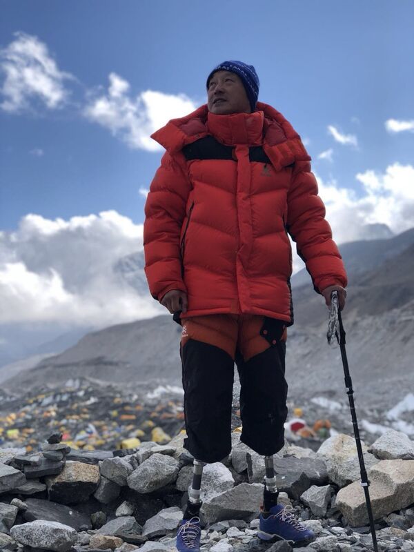 双脚截肢的70岁中国登山者夏博宇 双脚截肢的70岁中国登山者夏博宇 - 俄罗斯卫星通讯社