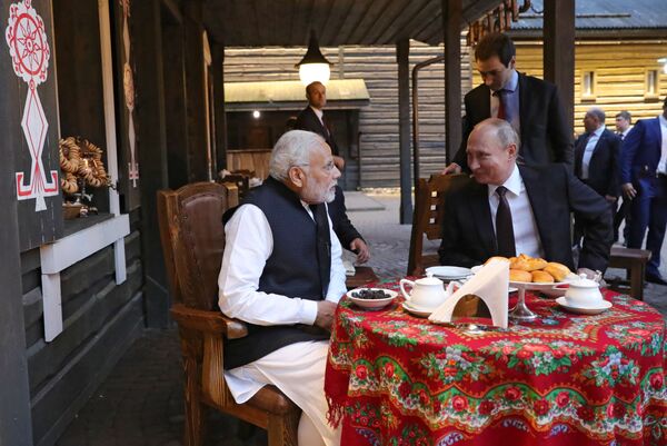 2018年5月21日，俄羅斯總統普京與印度總理莫迪參觀民俗文化中心“我的俄羅斯”。 - 俄羅斯衛星通訊社