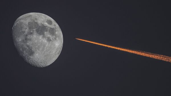 Луна и самолет на закате - 俄罗斯卫星通讯社