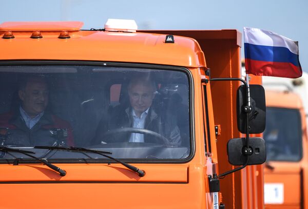 2018年5月15日，隆重的克里米亚大桥开桥仪式上，俄罗斯总统弗拉基米尔·普京驾驶卡玛斯卡车，率领一支车队通过大桥。 - 俄罗斯卫星通讯社