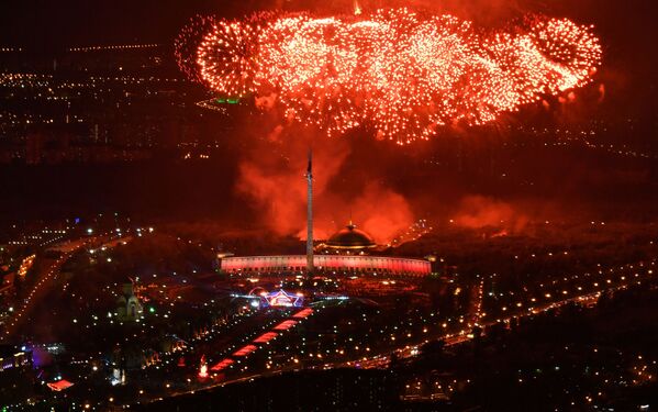 莫斯科俯首山上胜利日的节日烟火 - 俄罗斯卫星通讯社
