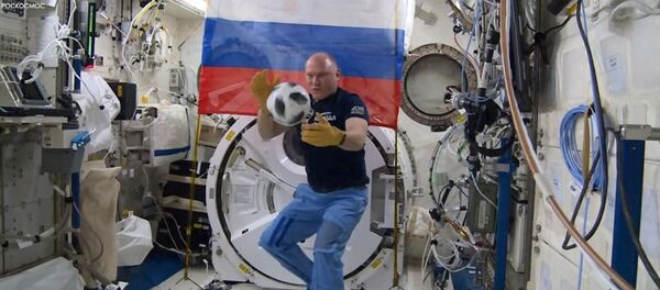 宇航员在国际空间站踢球  那可是世界杯比赛首场用球 - 俄罗斯卫星通讯社