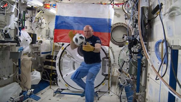 宇航員在國際空間站踢球  那可是世界杯比賽首場用球 - 俄羅斯衛星通訊社
