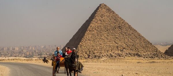 Пирамида Микерина (Менкаура) в Эль-Гизе, пригороде Каира Пирамида Микерина (Менкаура) в Эль-Гизе, пригороде Каира - 俄罗斯卫星通讯社