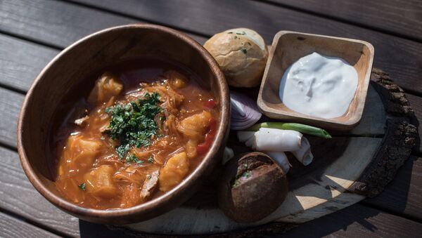 《羅斯托夫-教皇》餐廳有最真宗的哥薩克紅菜湯 - 佐以豐富的肉湯，小牛肉，蔬菜，豬油和大蒜。 - 俄羅斯衛星通訊社