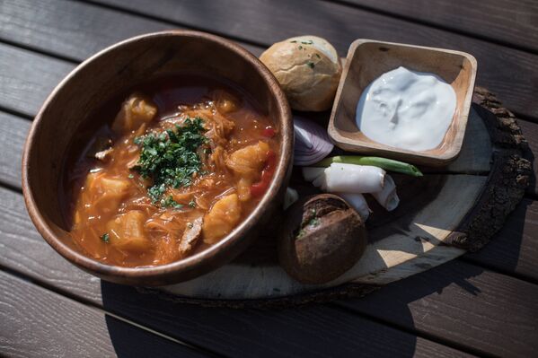 《羅斯托夫-教皇》餐廳有最真宗的哥薩克紅菜湯 - 佐以豐富的肉湯，小牛肉，蔬菜，豬油和大蒜。 - 俄羅斯衛星通訊社