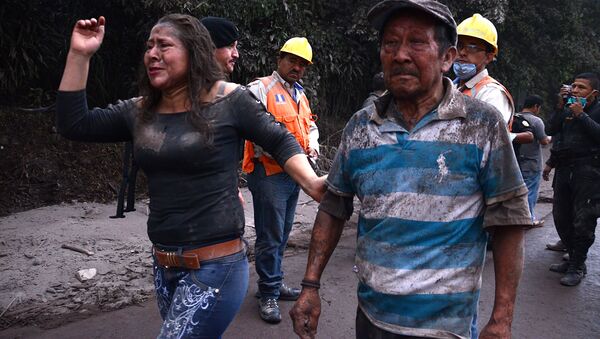 Жители во время извержения вулкана Фуэго в Гватемале - 俄罗斯卫星通讯社