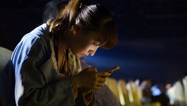 中國父母在親子交流時還盯著智能手機屏幕 - 俄羅斯衛星通訊社
