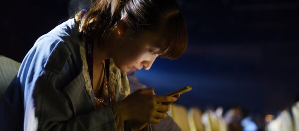 中国父母在亲子交流时还盯着智能手机屏幕 - 俄罗斯卫星通讯社