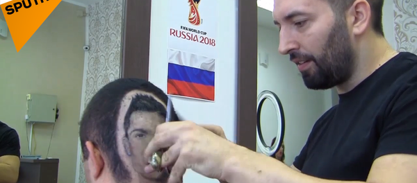 塞尔维亚理发师在顾客头上剃出C罗肖像 - 俄罗斯卫星通讯社