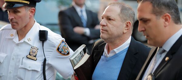 Голливудский кинопродюсер Харви Вайнштейн идет к здании полиции в Нью-Йорке - 俄罗斯卫星通讯社