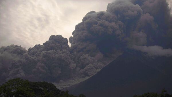 危地马拉因富埃戈火山活动疏散近三千人 - 俄罗斯卫星通讯社