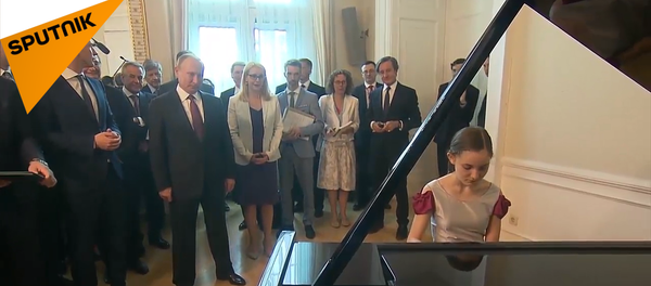 维也纳女孩为普京弹奏亲自改编的《莫斯科郊外的晚上》 - 俄罗斯卫星通讯社