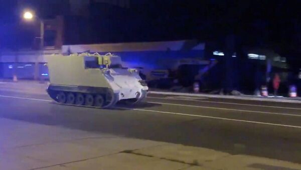 大兵盗走装甲车 与警方上演百公里“速度与激情” - 俄罗斯卫星通讯社