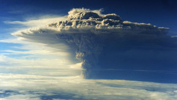 Снимок извержения вулкана Пуеуэ в Чили - 俄罗斯卫星通讯社