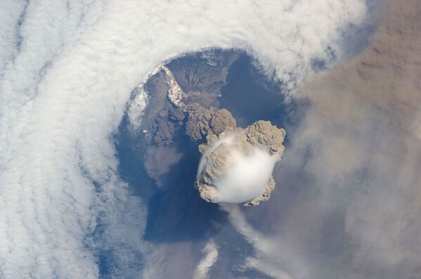 Снимок извержения вулкана Сарычева на Курильских островах - 俄罗斯卫星通讯社