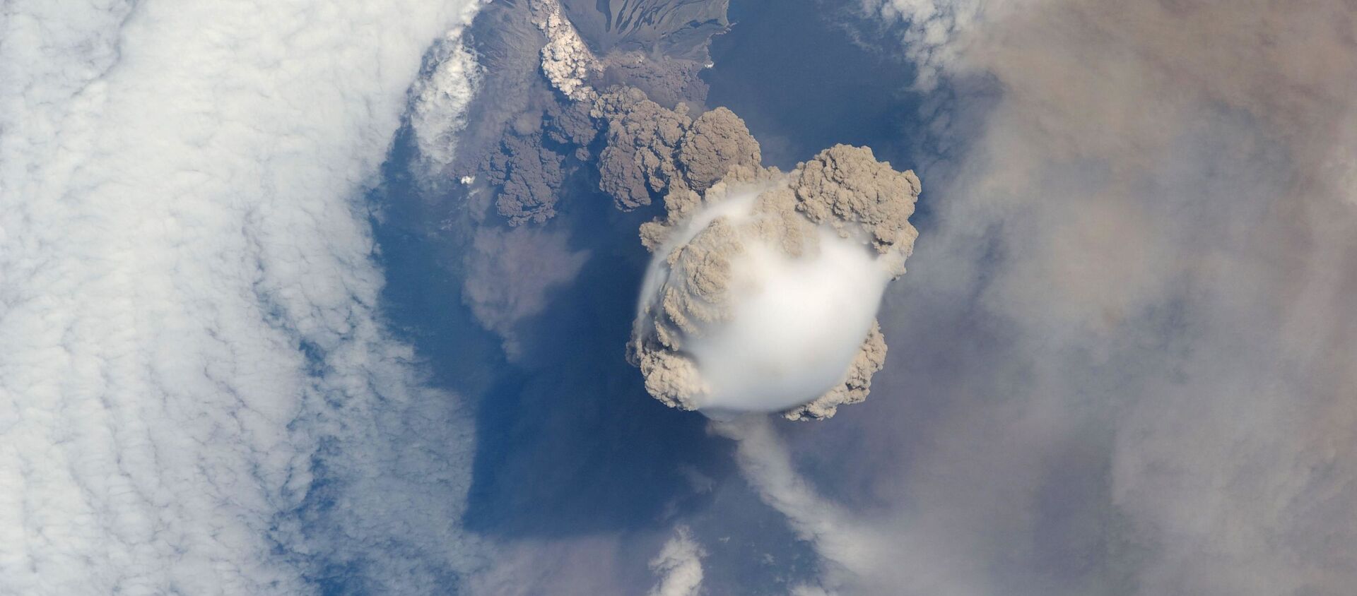 Снимок извержения вулкана Сарычева на Курильских островах  - 俄羅斯衛星通訊社, 1920, 16.02.2021