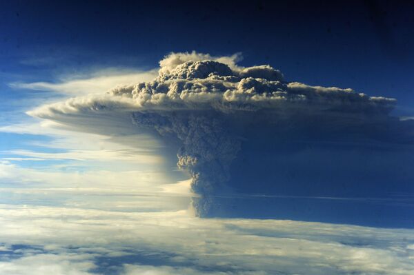 Снимок извержения вулкана Пуеуэ в Чили - 俄罗斯卫星通讯社