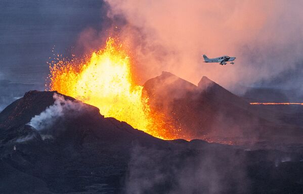 Самолет пролетает над извергающимся вулканом Бардарбунга в Исландии - 俄罗斯卫星通讯社