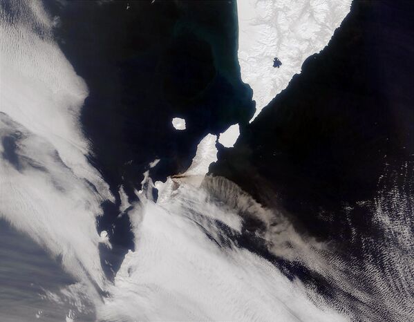 Снимок из космоса вулкана Чикурачки на Курильских островах - 俄罗斯卫星通讯社