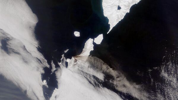 俄奇庫拉奇基火山噴發出4500米高的灰柱 - 俄羅斯衛星通訊社